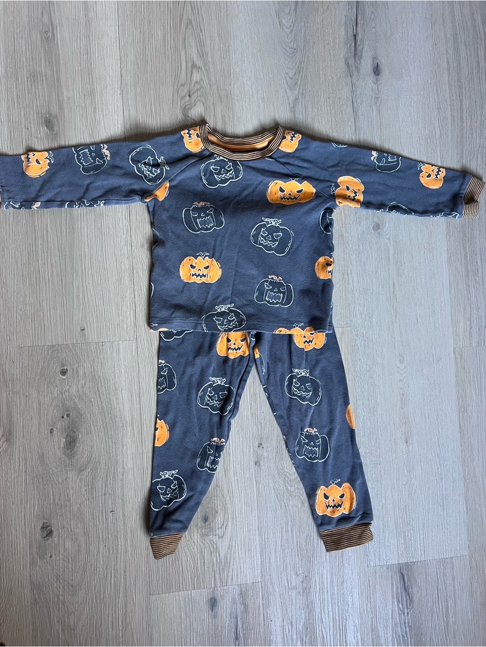 3/$50 ✨ —  John Lewis Halloween Pumpkin Pajama Set - size 5